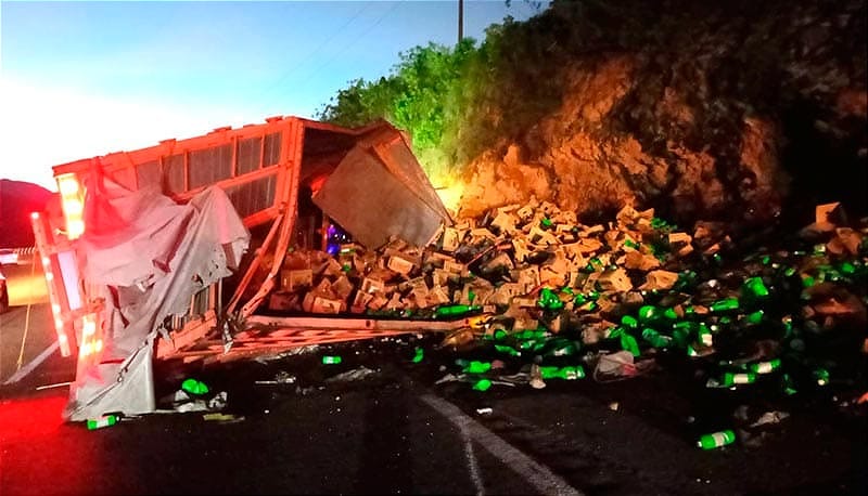 ¡RAPIÑA MIENTRAS EL CHOFER ESTABA PRENSADO EN LA CABINA! - VOLCÓ EN SU CAMIÓN TORTON EN LAS CUMBRES DE MALTRATA!