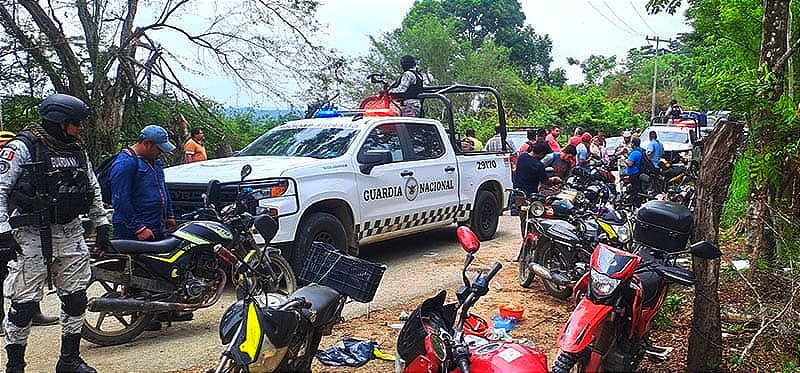 ¡LLEGARON DISPARANDO! - *ATACAN A GOLPES Y BALAZOS A OBREROS DE POZO PETROLERO! - *SE LLEVARON POR LA FUERZA A TRES HOMBRES