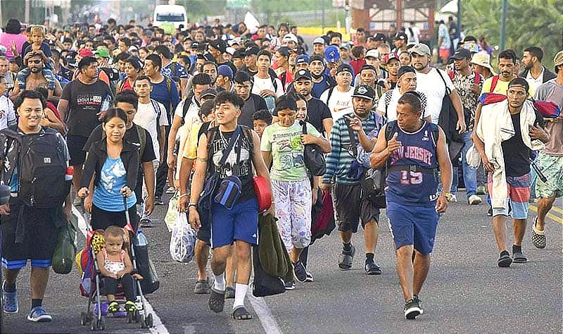 ¡CIENTOS DE MIGRANTES SALEN DEL SUR DE MÉXICO MIENTRAS TRUMP PROMETE DEPORTACIONES SI VUELVE AL PODER!