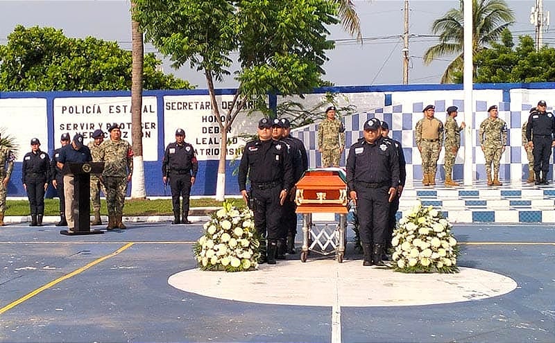 ¡DESPIDEN A MUJER POLICÍA CAÍDA EN EL CUMPLIMIENTO DEL DEBER!