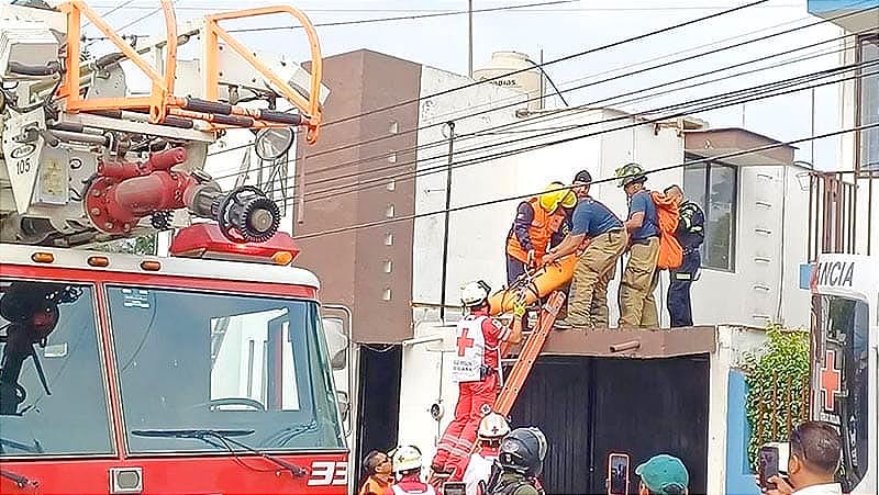 ¡ELECTROCUTADA CUANDO PINTABA SU CASA! - *EN UN DESCUIDO EL RODILLO TOCO LOS CABLES DE ALTA TENSIÓN