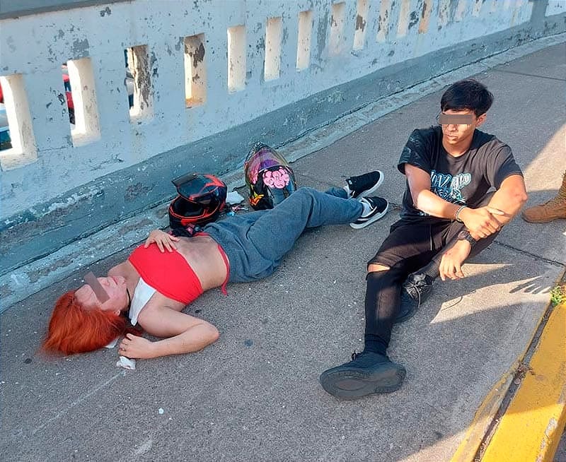 ¡PAREJA DE JÓVENES VUELAN DE LA MOTO EN EL PUENTE MORELOS!