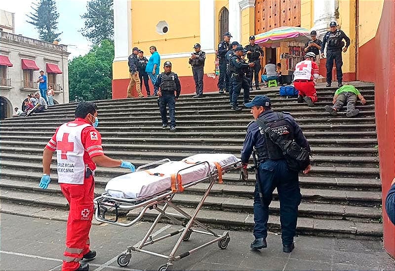 ¡HOMBRE TOMA RATICIDA EN LA ESCALINATA DE LA CATEDRAL DE XALAPA!