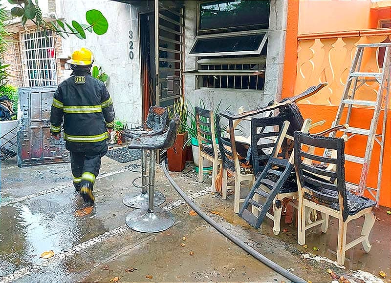 ¡RESCATAN A 4 PERRITOS DE VIVIENDA EN LLAMAS!