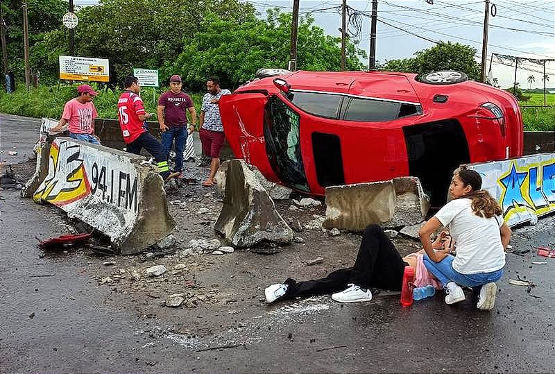 ¡APARATOSA VOLCADURA! - *CARRETERA A TEJERÍA