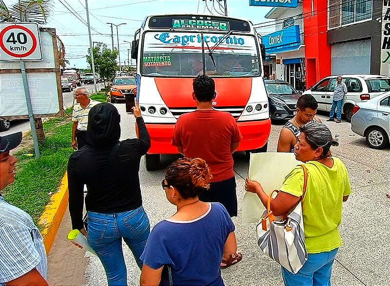 ¡CIERRAN J.B. LOBOS! - *Les incumplió la constructora la reparación de la barda