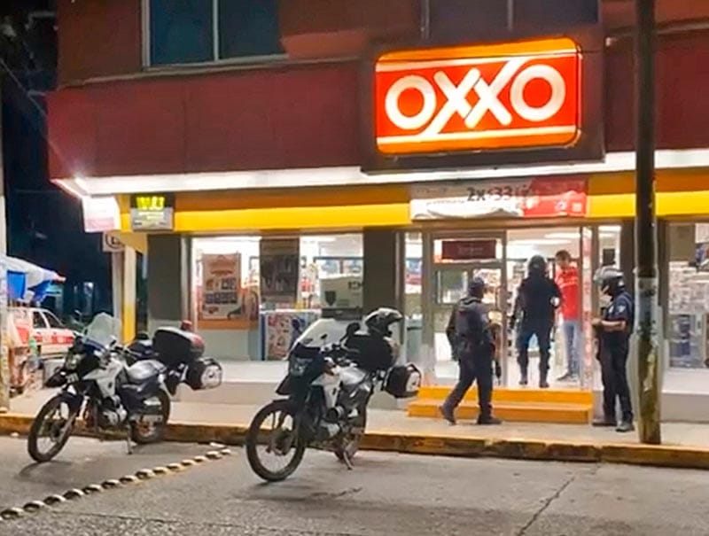 ¡PISTOLEROS ATRACAN UN OXXO EN POZA RICA!