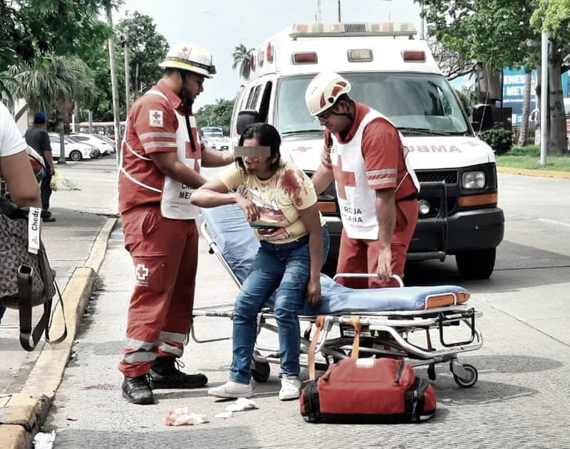 ¡ATAQUE EPILÉPTICO A MITAD DE CALLE! - MOTO PATRULLERO EVITÓ QUE LA ATROPELLARAN