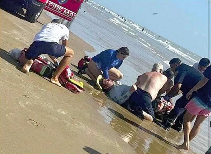 ¡ATAQUES CONSECUTIVOS DE TIBURÓN A TURISTAS EN LA ISLA DEL PADRE, TEXAS!