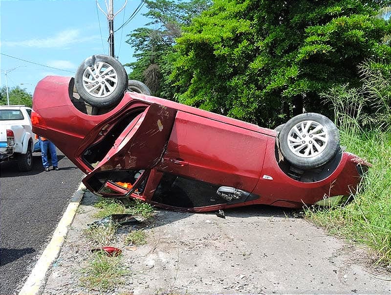 ¡AUTOMÓVIL SE VOLTEA EN APARATOSA VOLCADURA! - CARRETERA DE TIERRA BLANCA