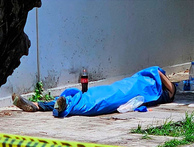 ¡ENCUENTRAN A HOMBRE MUERTO FRENTE AL PARQUE ZARAGOZA! - *40-45 años de edad *Estaba en situación de calle