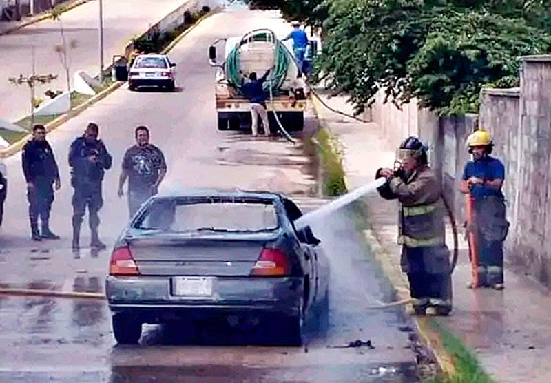 ¡POR UN CHISPAZO SE LE CHAMUSCÓ EL AUTOMÓVIL!