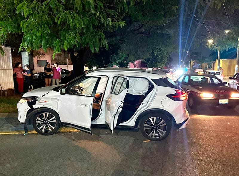 ¡TRANCAZO ENTRE TAXI CONTRA CAMIONETA EN CHIVERÍA!