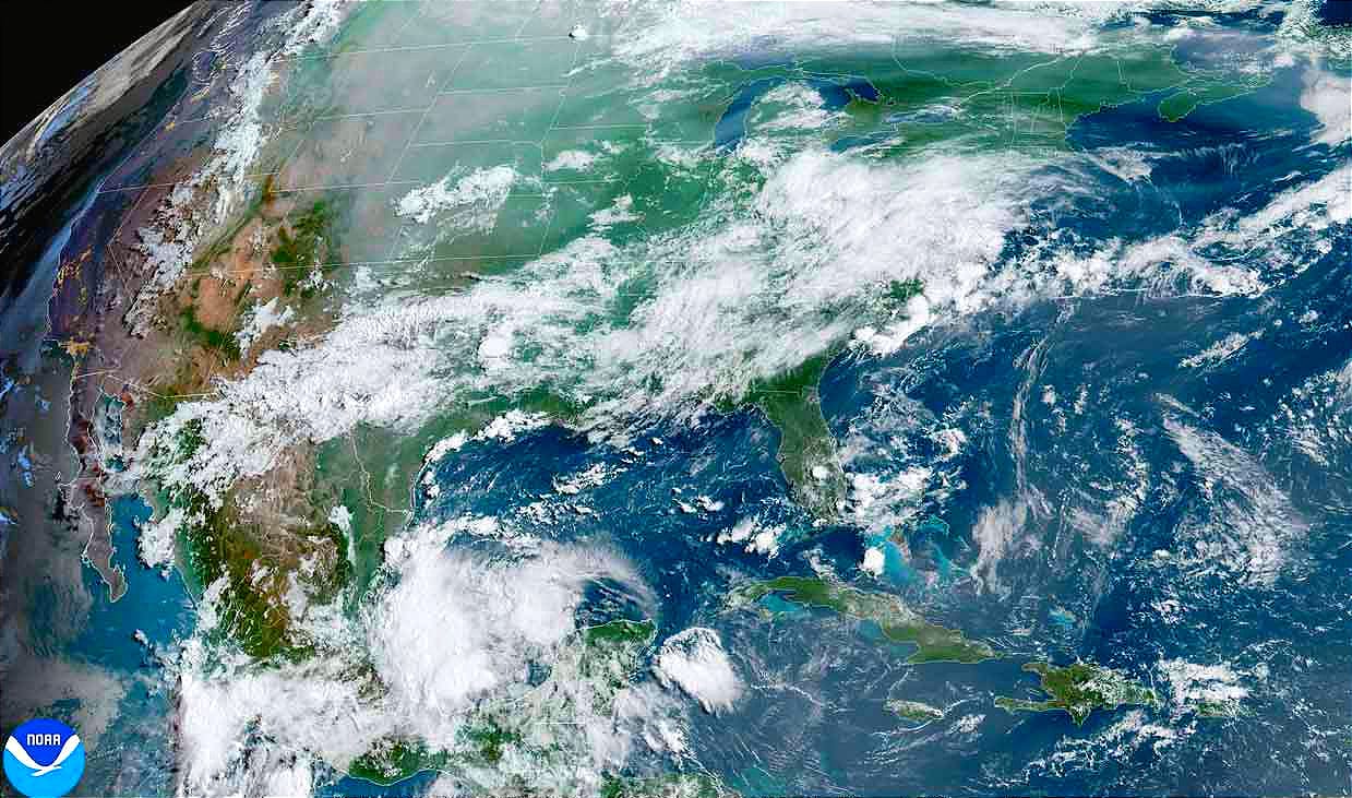 ¡NUBLADO CON LLUVIAS DE DÍA Y RAYOS DE NOCHE! - *OTRA ONDA DEL ESTE AVANZA HACIA YUCATÁN