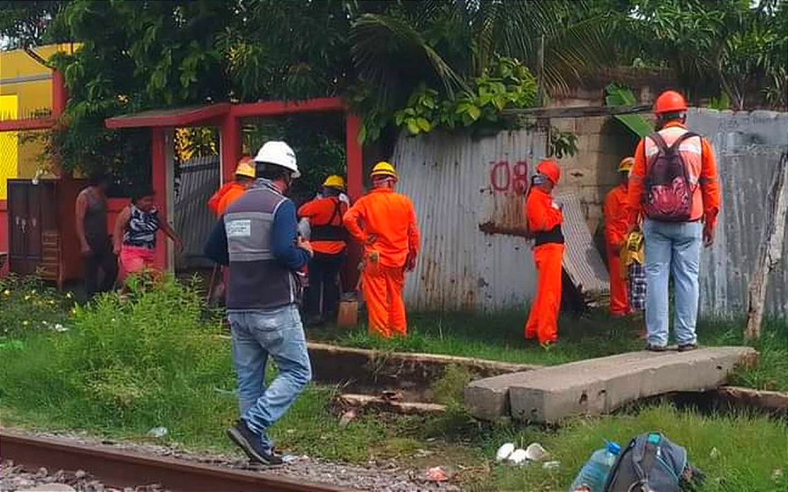 ¡SE ARMA EL SHOW EN EL TEJAR! - *Ferrosur fue a informar para el desalojo de locatarios porque van a ampliar las vías