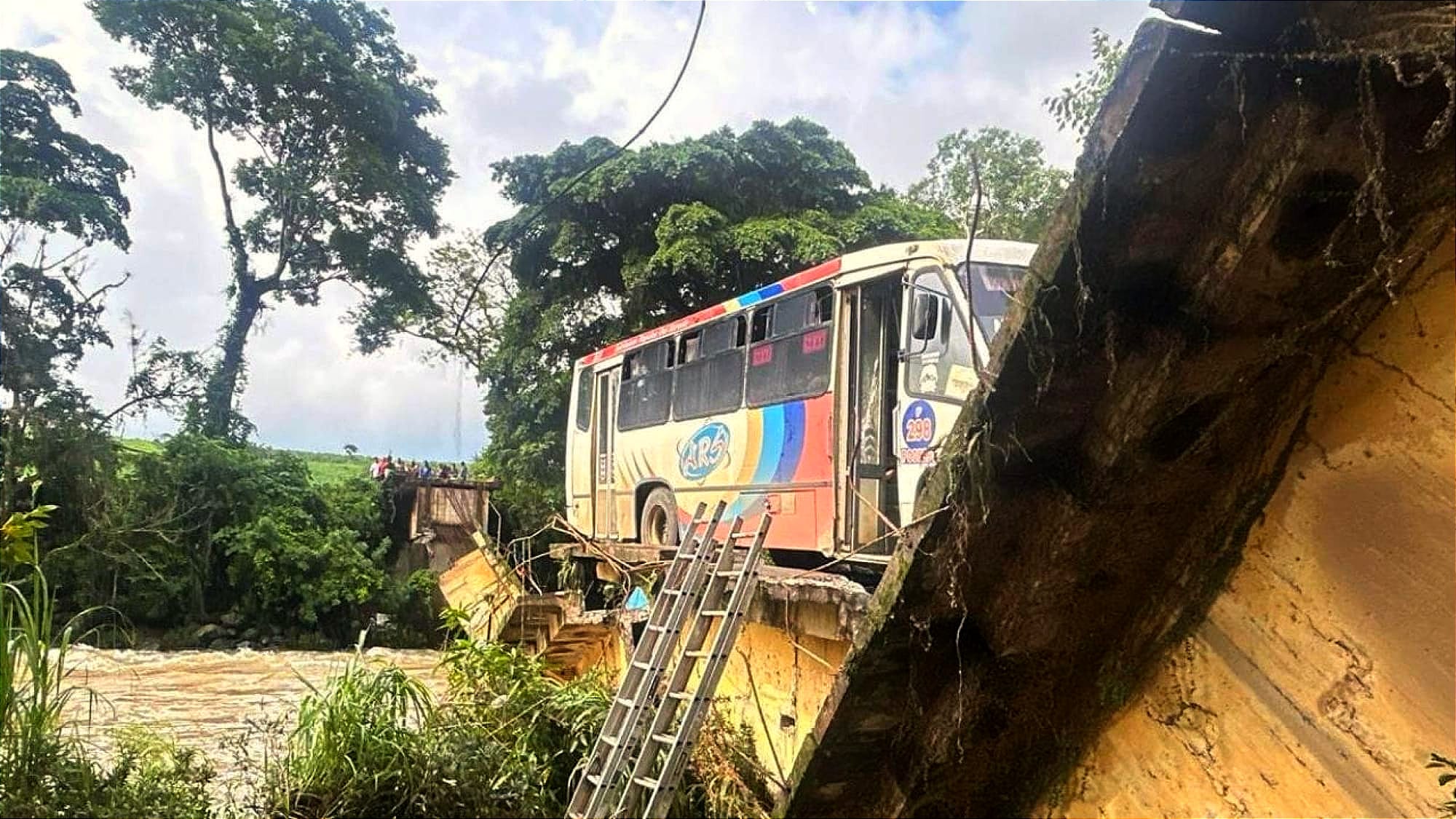 COLAPSA EL PUENTE EN OMEALCA! -  *Deja una víctima fatal y lesionado