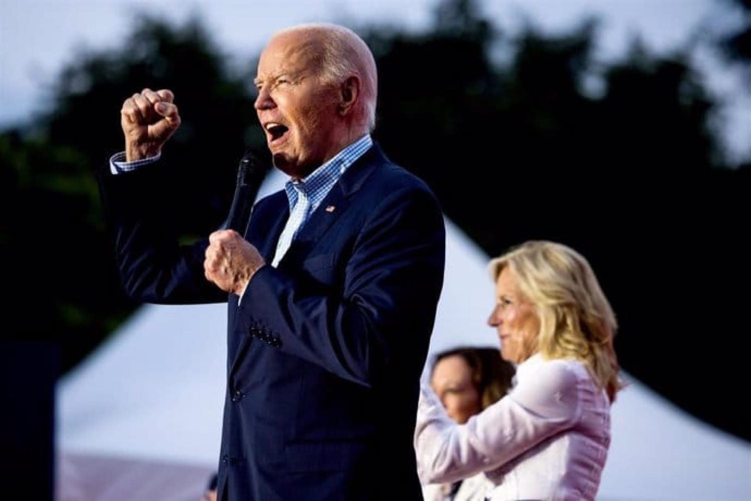 ¡JOE BIDEN REITERA QUE NO SE VA “A NINGUNA PARTE” MIENTRAS DESTACADOS MECENAS LE RETIRAN SU RESPALDO!