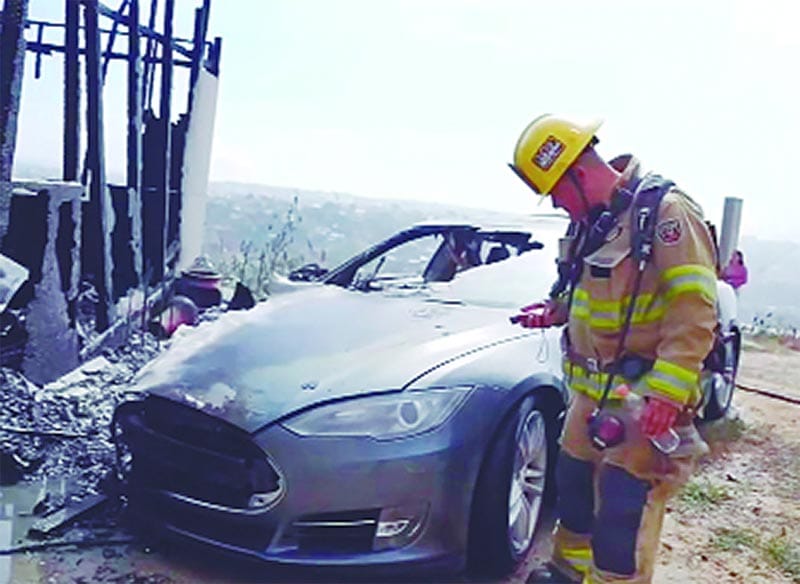 ¡INTENTA CONECTAR SU TESLA A “DIABLITO”, PERO INCENDIA EL AUTO Y QUEMA UNA CASA EN TIJUANA!