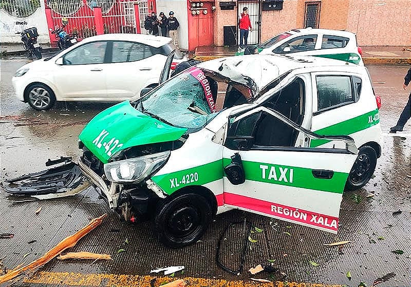 ¡RAYO PARTIÓ ÁRBOL EN DOS Y CAYÓ SOBRE TAXI!