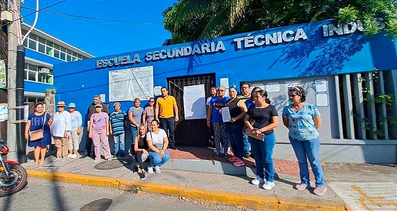 ¡TOMAN LA EST 1! - *Padres de familia piden la salida del director