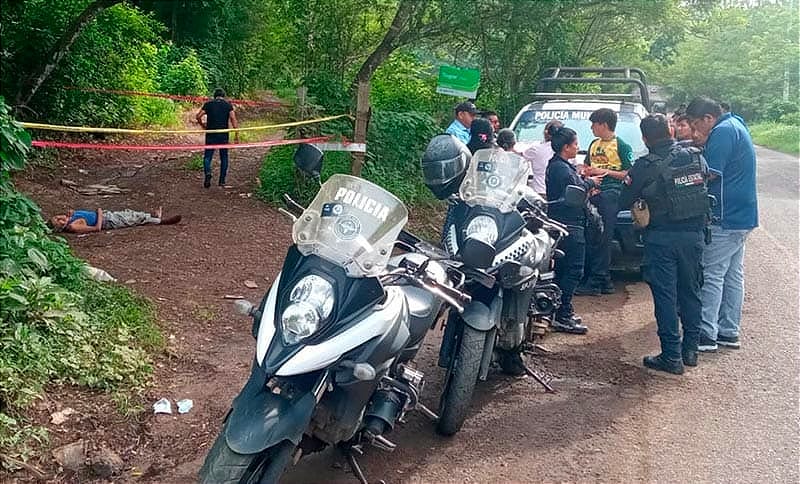 ¡LO ENCUENTRAN MUERTO EN LA CARRETERA! - CREEN POR MUERTE PATOLÓGICA *SAN ANDRÉS TUXTLA-TILAPAN