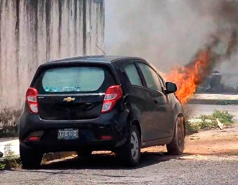 ¡SE INCENDIA AUTO DESPUÉS DE ARRANCARLO!