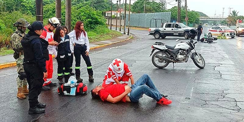 ¡MOTORIZADO HERIDO AL IMPACTARSE CONTRA AUTOMÓVIL! - DISTRIBUIDOR VIAL DE LAS BAJADAS