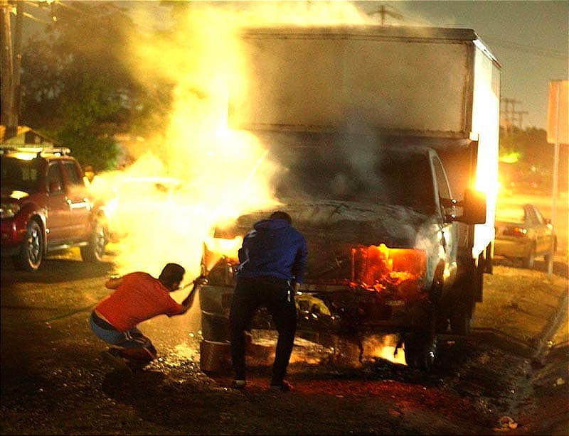 ¡SE CHAMUSCÓ CAMIONETA EN EL RENACIMIENTO! - VECINOS AYUDAN A APAGAR EL FUEGO