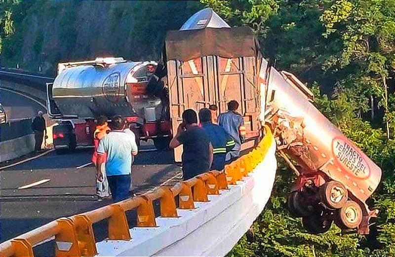 ¡LA DEJA COLGADA DEL PUENTE! - *EL TRÁILER LA EMBISTIÓ *LA SUBIDA ANTES DE LA CASETA *XALAPA-CARDEL *POR HORAS CERRADA