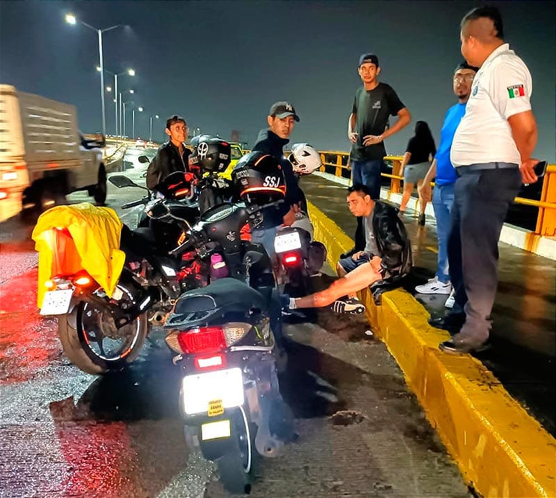 ¡MOTORIZADO SE ESTRELLA CONTRA TAXISTA! - PUENTE MORELOS