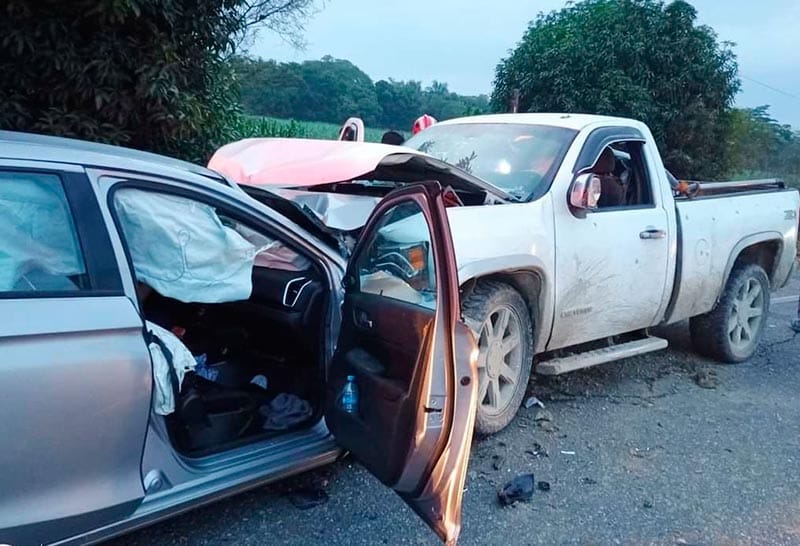 ¡CARRETERAZO: 4 MUERTOS! - UN BEBE MURIÓ EN EL CHOQUE DE FRENTE DE UN AUTO CONTRA CAMIONETA