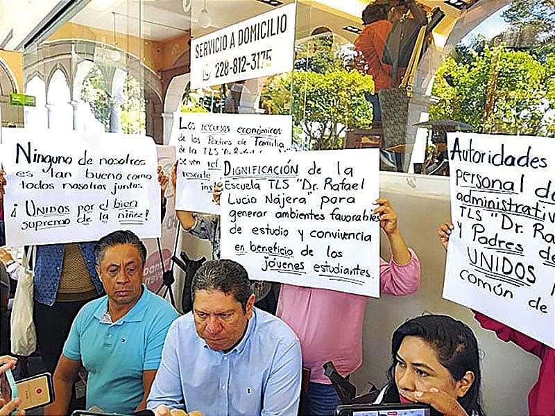 ¡NIEGAN LOS PADRES DE FAMILIA VENTA Y CONSUMO DE DROGAS EN TELESECUNDARIA RAFAEL LUCIO DE XALAPA!