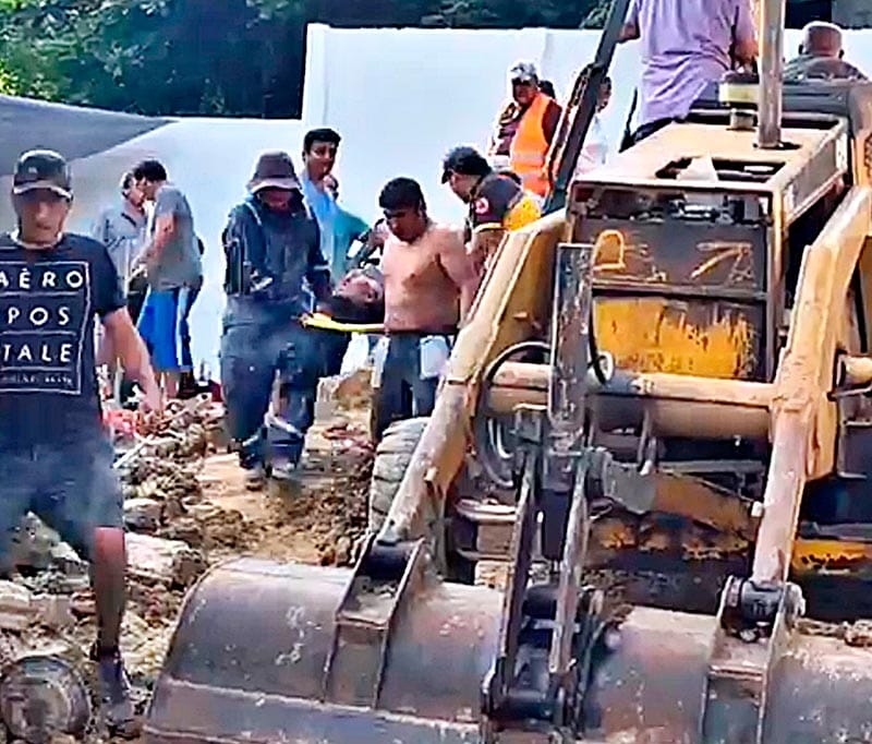 ¡ALUD DE TIERRA LOS DEJÓ ATRAPADOS! - CASI OCURRE UNA TRAGEDIA EN UN PREDIO DE TIHUATLÁN