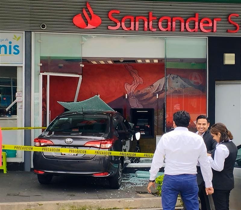 ¡LES DEPOSITA LA NAVE! - SE METIÓ CON TODO Y CARRO AL BANCO!