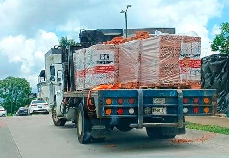 ¡LADRILLAZO DE MILLÓN! - TORTON SIN FRENOS EMBISTIÓ SEIS AUTOS EN XALAPA!