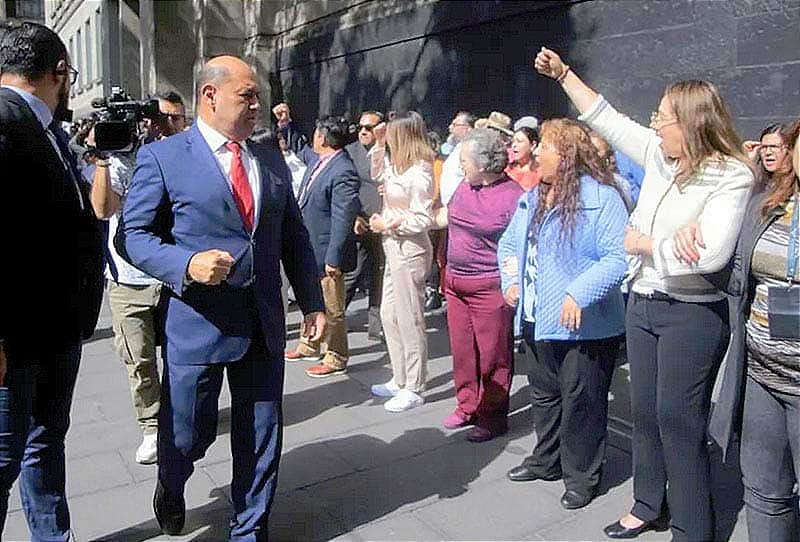 ¡JUZGADORES PROTESTAN CON CADENA HUMANA EN LA SUPREMA CORTE! - SIMPATIZANTES DE MORENA LOS INSULTAN