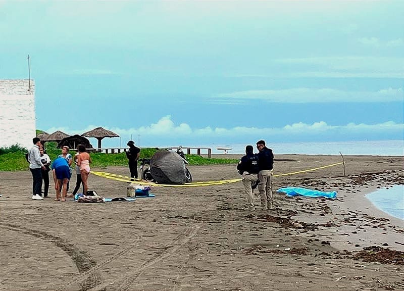 ¡VA A CLASE DE YOGA Y MUERE AHOGADA EN LA PLAYA! - *El instructor de yoga se metió para rescatarla pero ya no tenía signos vitales