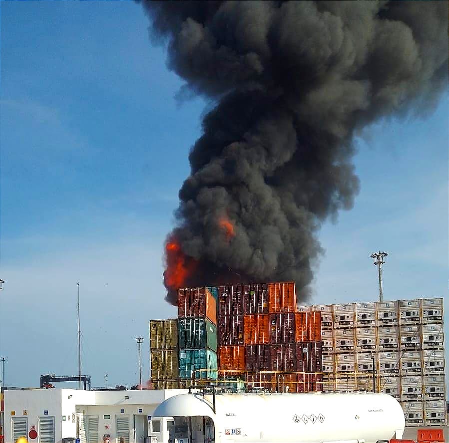 ¡INCENDIO EN EL MUELLE! - “CONTENEDOR CON PRODUCTOS QUÍMICOS”