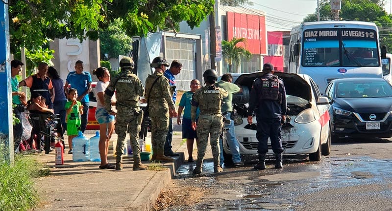 ¡SE INCENDIA TAXI Y LO APAGAN A CUBETAZOS! - HASTA LE ROCIARON VARIAS COCA COLAS