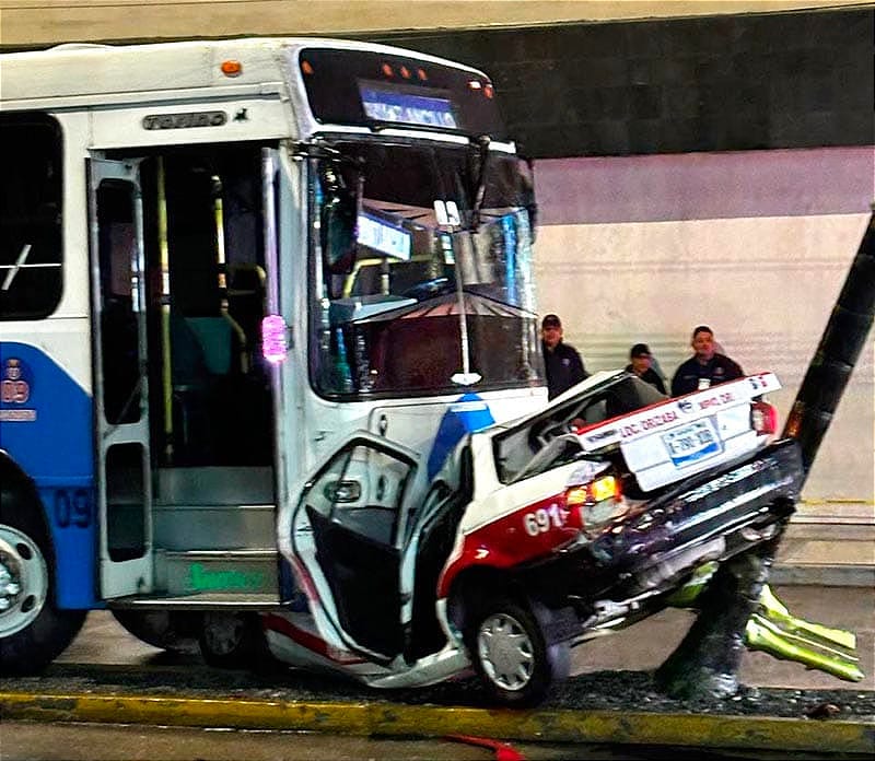 ¡LO ARRASTRÓ HASTA QUE LA PALMERA LO PARÓ! - CAMIÓN DESTROZA TAXI EN ORIZABA!