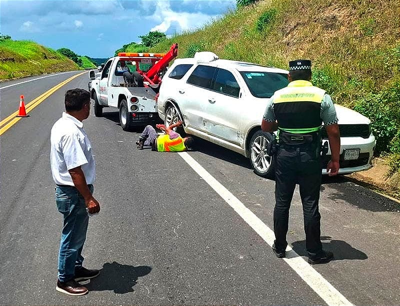 ¡COORDINADOR DE GIRAS DE CUI LESIONADO EN VOLCADURA! - *El vehículo dio varias volteretas y cayó a una cuneta de la autopista Tihuatlán-El Palmar