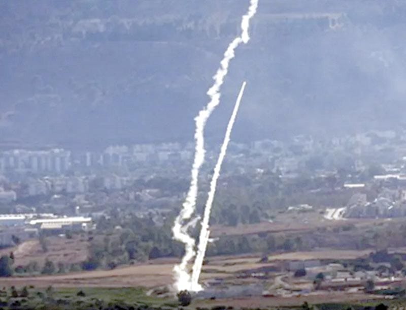 ¡HEZBOLÁ DICE HABER LANZADO "DECENAS" DE COHETES CONTRA ISRAEL!