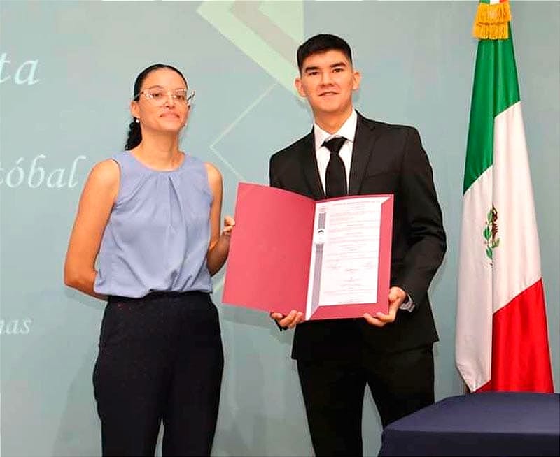 CRISTÓBAL BASTIEN TORRES RECIBIÓ SU TÍTULO....