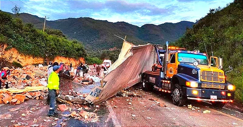 ¡RAPIÑEROS SE ROBAN 30 TONELADAS DE FRIJOL! - CHOCAN DOS TRACTOCAMIONES EN LAS CUMBRES DE MALTRATA