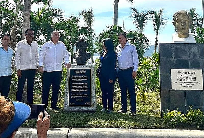 ¡RECLAMAN A TORRUCO! - *Inaugura en Acapulco bustos a Rambo, la Reina Isabel y actriz María Elena Márquez