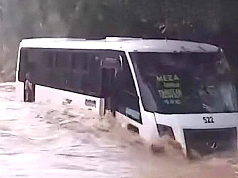 ¡QUEDAN ATRAPADOS EN UN AUTOBÚS! - *LA CRECIENTE TRAS LLUVIAS EN EL MUNICIPIO DE CASTILLO DE TEAYO