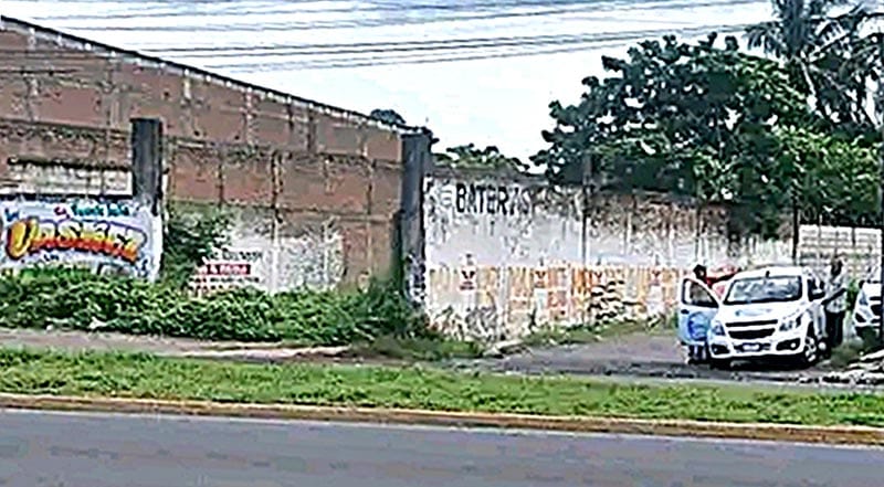 ¡LA SALVAN DE SER VIOLADA POR “COCHINÓN”! - CON PISTOLA EN MANO LA LLEVO A UN LOTE BALDÍO