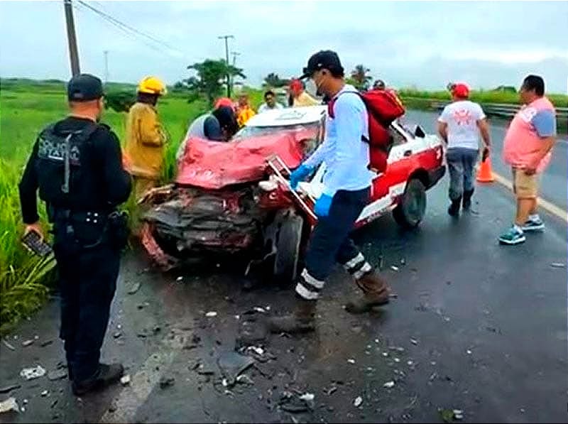 ¡TAXISTA PRENSADO EN ENCONTRONAZO! - Carretera Federal 180 Costera del Golfo