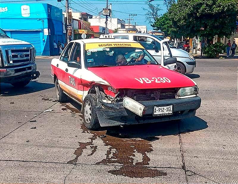 ¡“TORTAZO” EN ALLENDE Y CORTÉS! - AMBULANCIA VS TAXI!