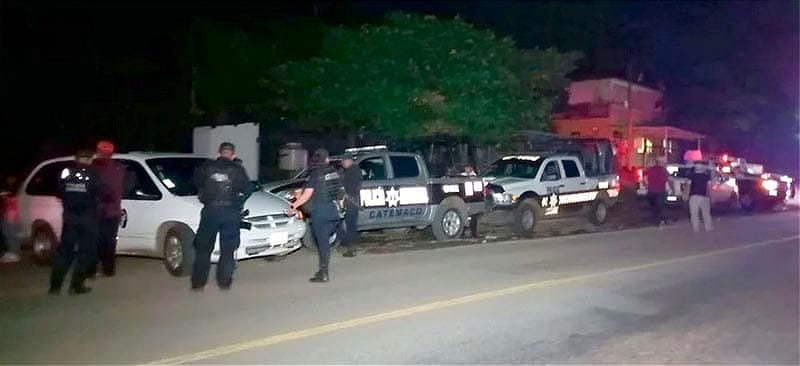 ¡DEJAN A HOMBRE DECAPITADO EN CARRETERA DE CATEMACO! - MANIATADO DE PIES Y MANOS